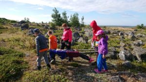 Näin se loukkaantuneen kuljetus onnistuu omatekoisella paarilla