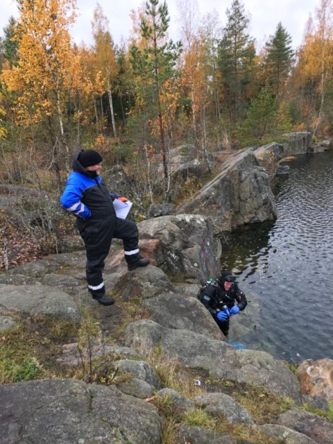 Ensimmäinen sukeltaja lähdössä reitille kilpailujohtajan valvoessa.